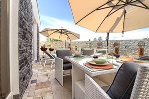 屋外ダイニングエリア