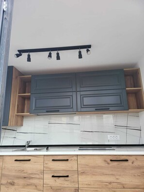 Fridge, stovetop, coffee/tea maker, toaster - Cozy spa Tiny house in Vama Suceava (Vama)