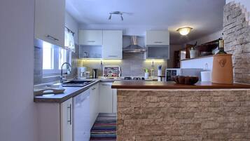 ثلاجة، ميكروويف، فرن، موقد طهي مسطح