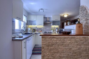 冷蔵庫、電子レンジ、オーブン、コンロ