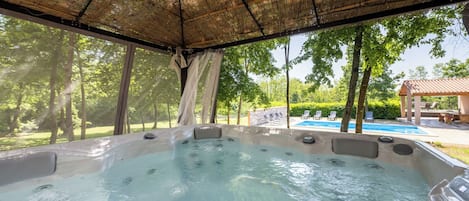 Outdoor spa tub