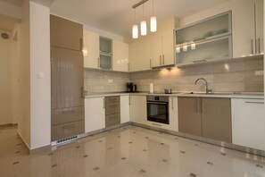 Kühlschrank, Mikrowelle, Ofen, Herdplatte