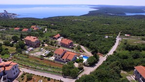 An aerial view of a coastal village with houses, vineyards, and a clear view of the sea. - Villa MAREVISTA (Istria - Brovinje) (Brovinje)