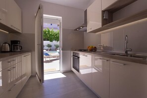 Kylskåp, mikrovågsugn, ugn och spishäll