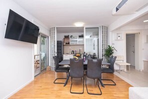 Smart TV - Classy apt W terrace@teniscourt (Split)