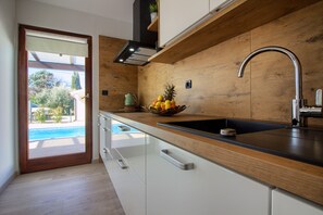 Fridge, microwave, oven, stovetop - Villa Nina (Istria - Sisan) (Sisan)