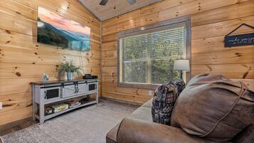 Een smart-tv, een open haard, videogames en boeken
