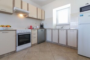 Jääkaappi, mikroaaltouuni, uuni, astianpesukone