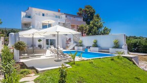 A modern villa with a swimming pool, outdoor seating, and a well-maintained garden. - Villa Punat seafront villa by Wiibuk (Kvarner - Punat) (Punat)