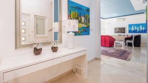 A modern bathroom with a white vanity, a large mirror, and a painting above the mirror. - Villa Vista (Kvarner - Opatija) (Opatija)