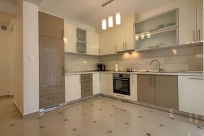 Køleskab, mikrobølgeovn, ovn, kogeplade