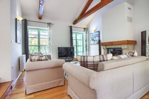 Een televisie en een open haard