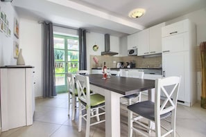 Frigorifero, microonde, forno, piano cottura