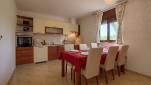 Fridge, microwave, oven, stovetop - Villa Joy (Istria - Liznjan) (Liznjan)