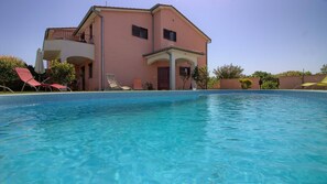 حمام سباحة