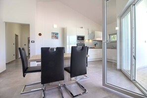 Frigorífic, microones, forn i placa de cuina 