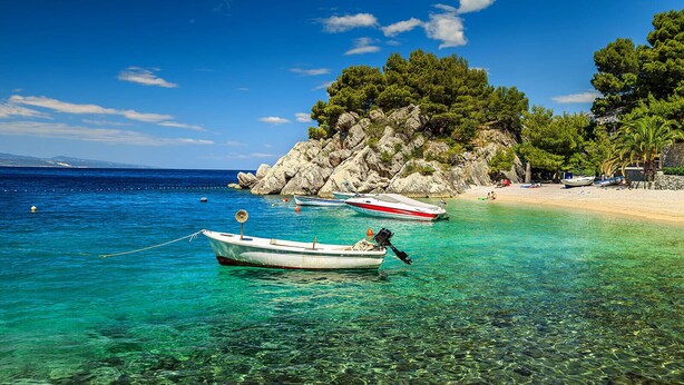 A clear coastal area with boats anchored near the shore, rocky terrain, and a sandy beach. - Villa NEVIA (Istria - Ripenda Verbanci) (Ripenda Verbanci)
