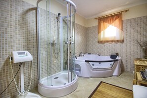 تجهيزات دش، حوض استحمام بنظام ضخ المياه