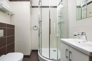Douche, sèche-cheveux, serviettes fournies