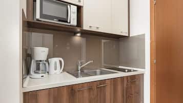 Wasserkocher mit Kaffee-/Teezubehör, Kühlschrank, Mikrowelle, Herdplatte