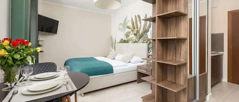 Tabla de planchar con plancha, cuna de viaje, wifi y ropa de cama