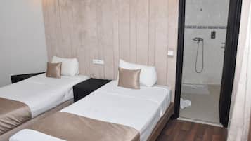 Classic Twin Room | In-room safe, desk, laptop workspace, soundproofing