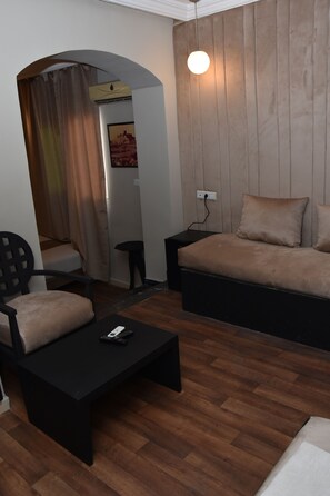 Classic Triple Room | Living area | Flat-screen TV - Cadé Hotel (Casablanca)