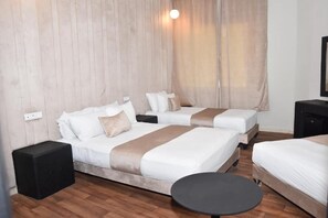 Classic Quadruple Room | In-room safe, desk, laptop workspace, soundproofing - Cadé Hotel (Casablanca)