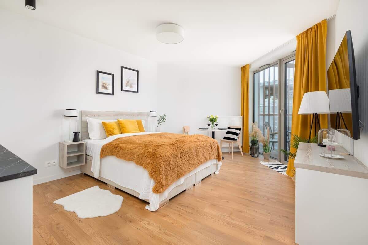 Iron/ironing board, travel crib, WiFi, bed sheets