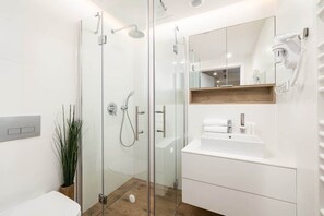 Douche, sèche-cheveux, serviettes fournies