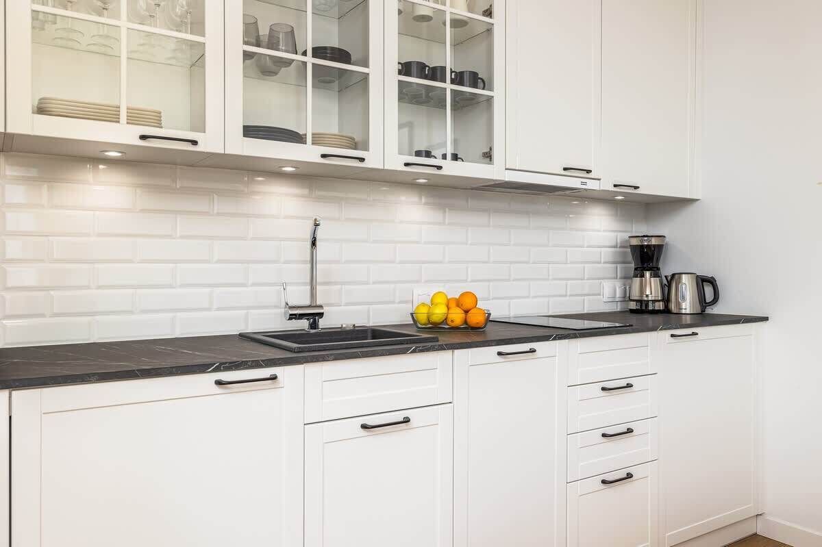 Fridge, stovetop, dishwasher, coffee/tea maker