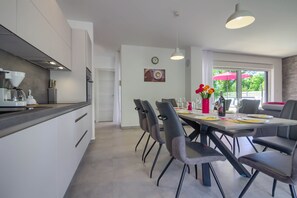 雪櫃、微波爐、焗爐、爐具