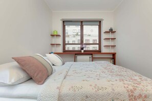 1 slaapkamer, een strijkplank/strijkijzer, wifi, beddengoed