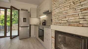 Køleskab, mikrobølgeovn, ovn, kogeplade