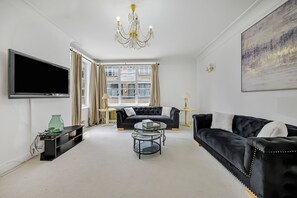 TV - The Knightsbridge Deluxe apartment few minutes to Harrods and Hyde Park  (London)