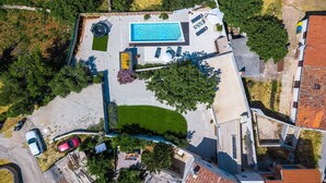 An aerial view of a property with a swimming pool, outdoor seating, and a garden. - Villa Antonici (Istria - Liznjan) (Liznjan)