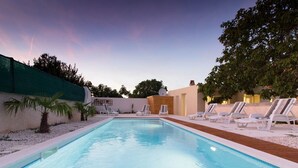 A swimming pool with lounge chairs and a wooden deck. - Villa Antonici (Istria - Liznjan) (Liznjan)