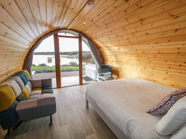 1 bedroom, individually decorated, individually furnished - The Wheelhouse Pod No. 2 (Burtonport)