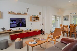 TV - Charming family villa with pool in Pula (Pula)