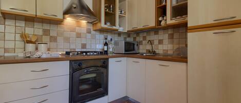 Køleskab, mikrobølgeovn, ovn, kogeplade