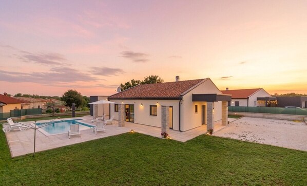 A modern house with a swimming pool, a patio, and a well-maintained lawn. - Villa SERENITY (Istria - Sveti Kirin) (Sveti Kirin)
