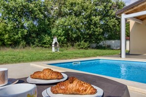 Pool - Villa NEZAKCIJ (Istria - Pula) (Pula)