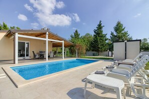 Pool - Villa NEZAKCIJ (Istria - Pula) (Pula)