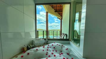 Deluxe Double Room | Bathroom | Hair dryer, towels, soap, shampoo