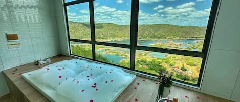 Habitación doble de lujo | Baño | Secadora de cabello, toallas, jabón, shampoo