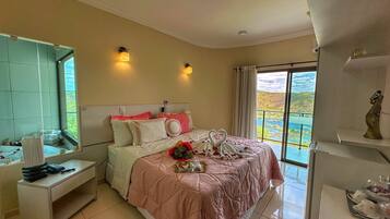 Quarto casal luxo | Frigobar, ferros/tábuas de passar roupa, Wi-Fi de cortesia