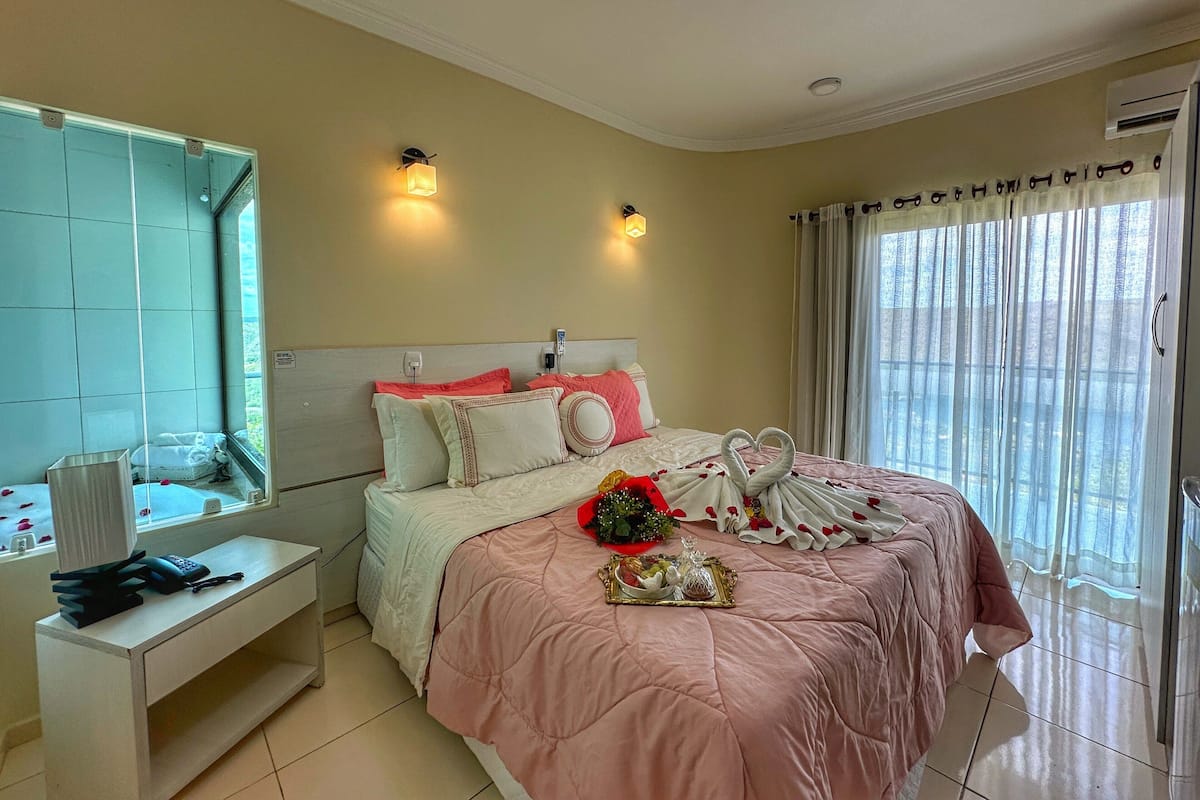Minibar, iron/ironing board, free WiFi, bed sheets