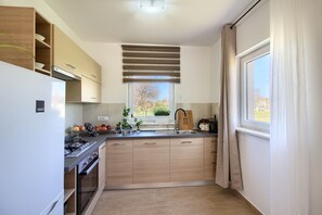 Kylskåp, mikrovågsugn, ugn och spishäll