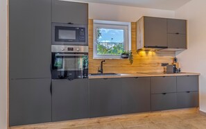 Fridge, oven, stovetop, dishwasher