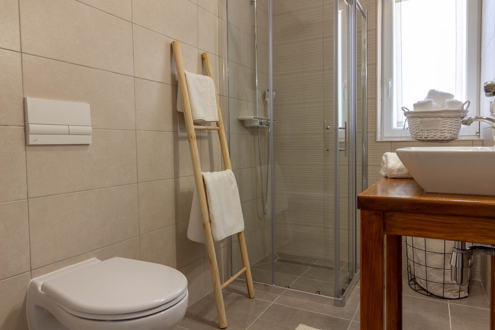 Un baño con inodoro, ducha y lavamanos.